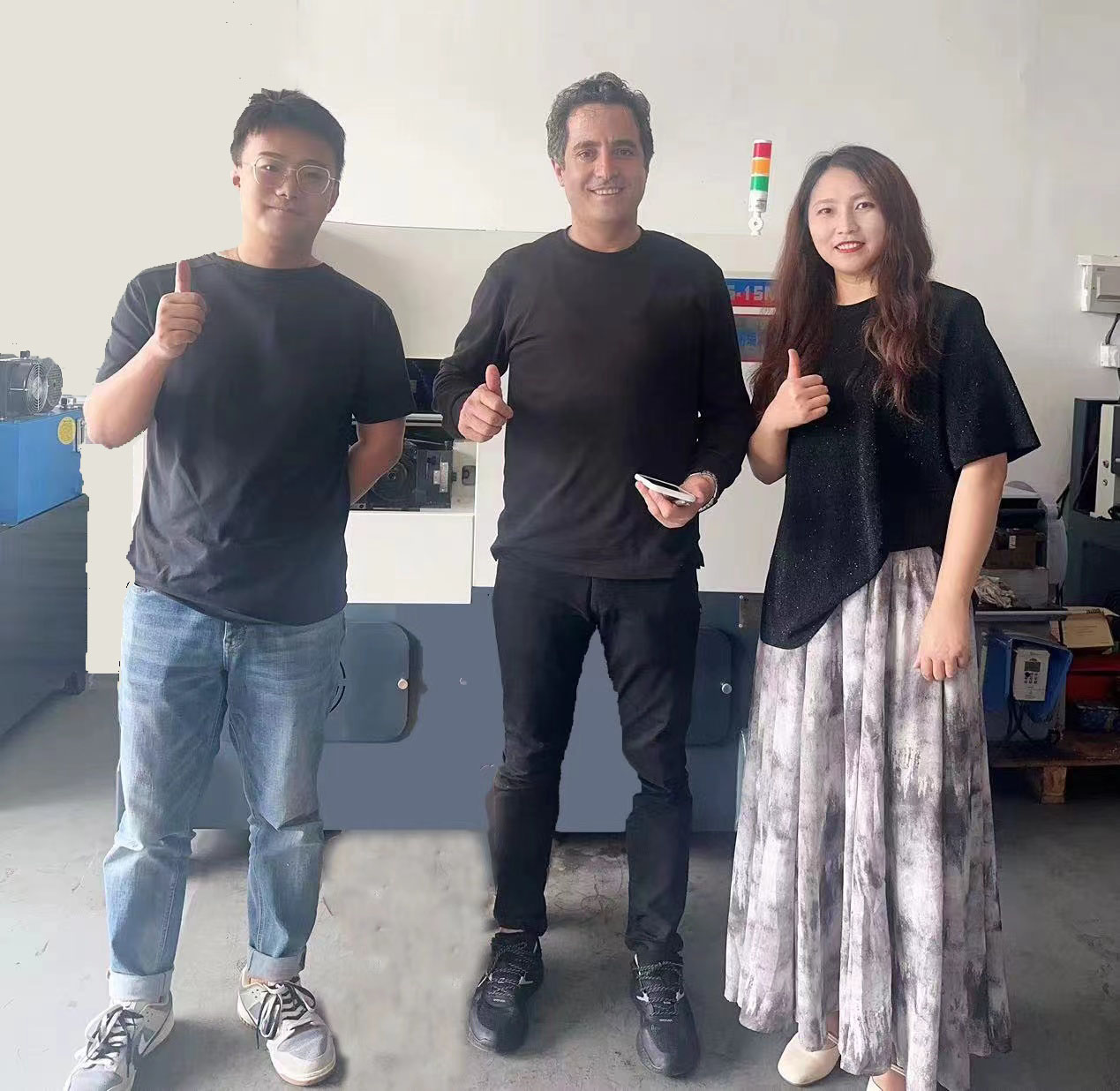 Sambut pelanggan Iran untuk mengunjungi pabrik mesin rolling thread kami